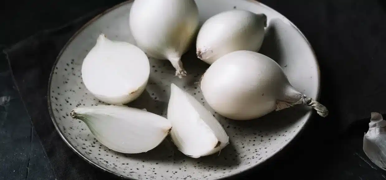 Tutto sulla cipolla bianca, proprietà, benessere e salute in cucina