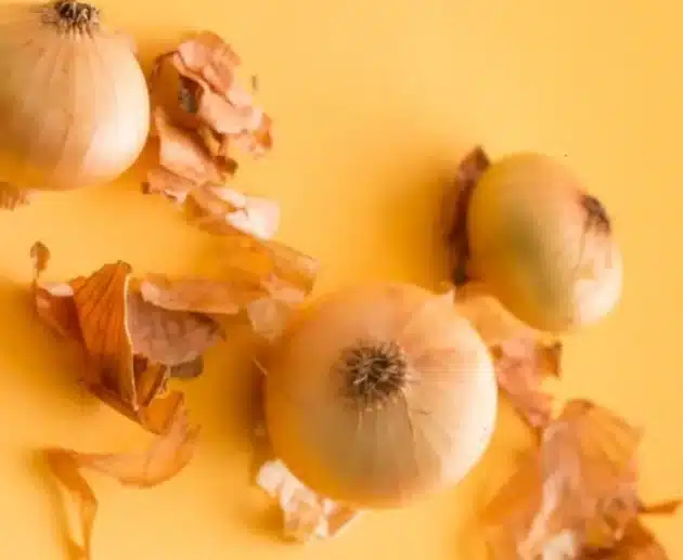 La cipolla dorata è un ortaggio dal fascino inconfondibile, noto per il suo colore caldo e il sapore dolce e avvolgente. Questo ingrediente, tanto amato nelle cucine tradizionali quanto in quelle moderne, arricchisce innumerevoli ricette e offre numerosi benefici per la salute.