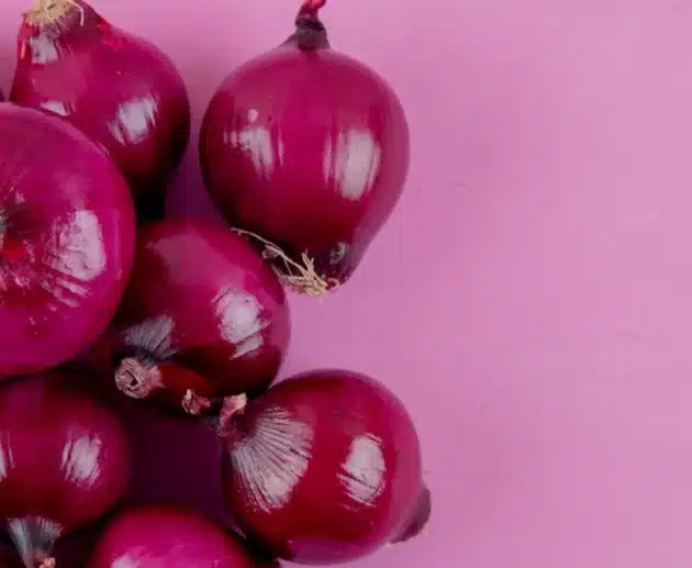 La cipolla rossa è un ingrediente versatile e ricco di fascino, capace di trasformare ogni piatto con il suo sapore unico e la sua vivace colorazione. In questo articolo approfondiremo la sua storia, l'origine e le tecniche di coltivazione, oltre alle sue preziose proprietà nutrizionali e alle curiosità che la rendono indispensabile in cucina.