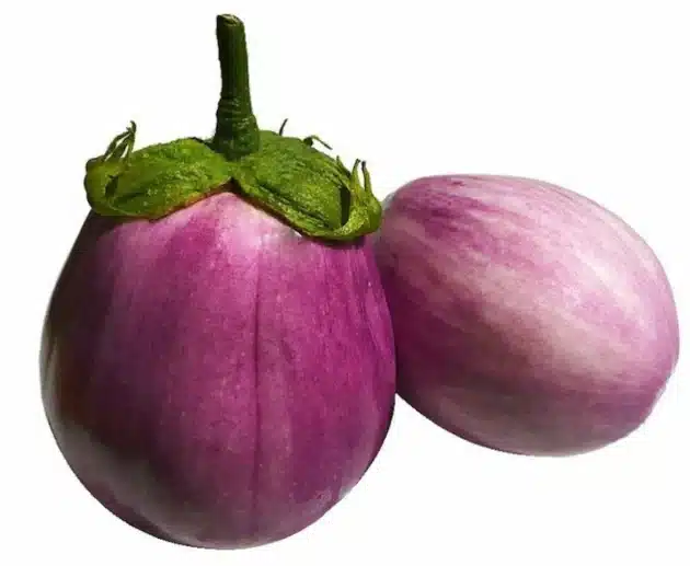 La melanzana viola è un ortaggio iconico, noto per il suo colore intenso e il sapore ricco e leggermente amarognolo, che la rende protagonista in molte cucine tradizionali e innovative. In questo articolo approfondiremo la sua storia, le tecniche di coltivazione, le proprietà nutrizionali e le curiosità che la rendono un ingrediente indispensabile.