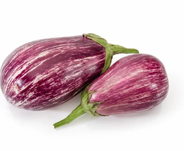 La melanzana zebrata, conosciuta anche come melanzana graffiti o striata, è una varietà d'ortaggio che si distingue per la sua buccia variegata e decorata da strisce contrastanti. Apprezzata per il suo aspetto originale e per il gusto delicato, questa melanzana sta conquistando cuochi e appassionati di cucina che cercano un tocco di innovazione nelle proprie ricette. In questo articolo approfondiremo la sua storia, le tecniche di coltivazione, le proprietà nutrizionali e le curiosità che la rendono un ingrediente prezioso e versatile.