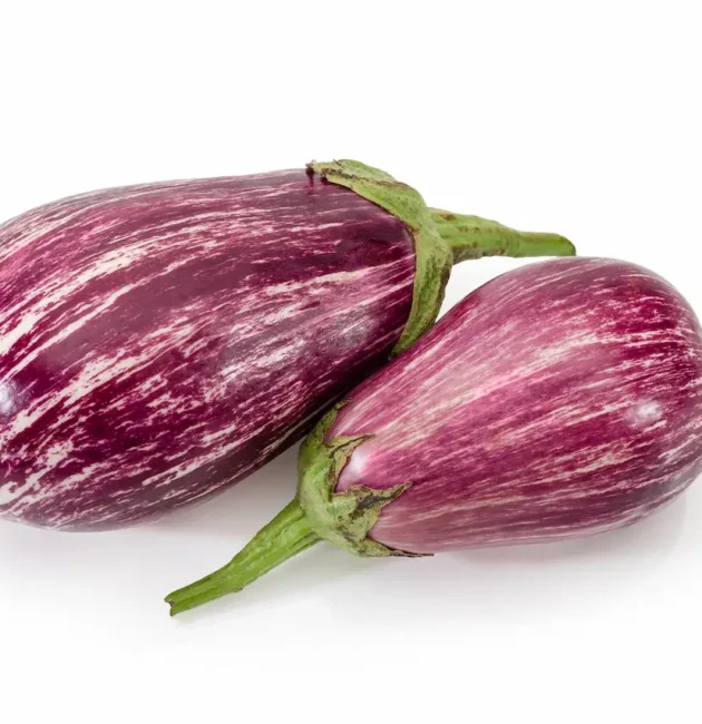 La melanzana zebrata, conosciuta anche come melanzana graffiti o striata, è una varietà d'ortaggio che si distingue per la sua buccia variegata e decorata da strisce contrastanti. Apprezzata per il suo aspetto originale e per il gusto delicato, questa melanzana sta conquistando cuochi e appassionati di cucina che cercano un tocco di innovazione nelle proprie ricette. In questo articolo approfondiremo la sua storia, le tecniche di coltivazione, le proprietà nutrizionali e le curiosità che la rendono un ingrediente prezioso e versatile.