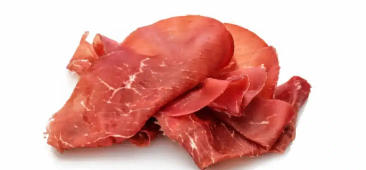 Tutto sulla bresaola: ecco cosa sapere su proprietà e nutrienti