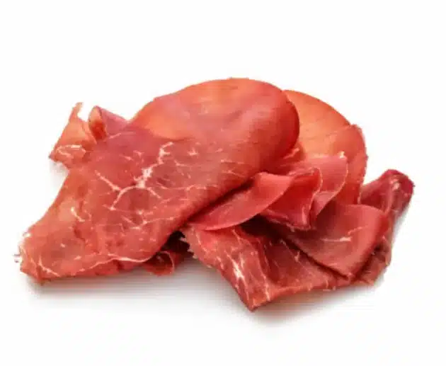 Tutto sulla bresaola: ecco cosa sapere su proprietà e nutrienti