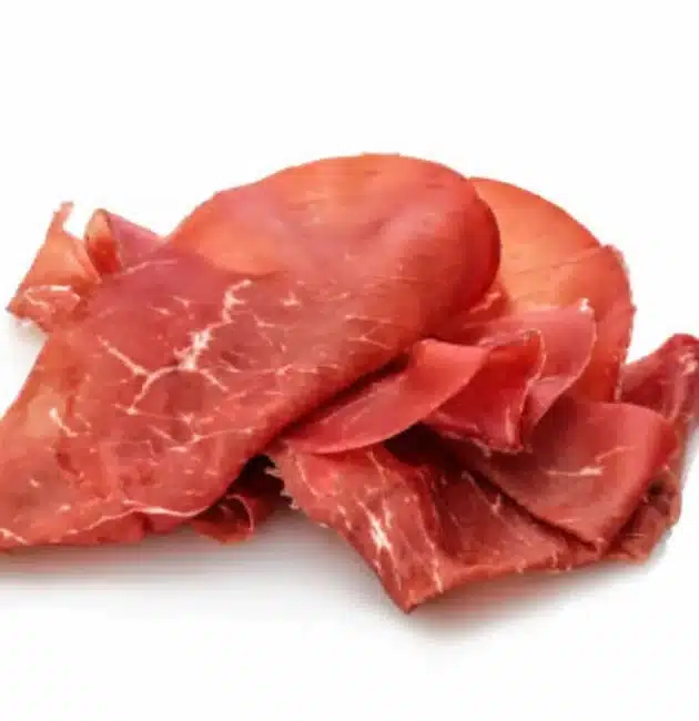 Tutto sulla bresaola: ecco cosa sapere su proprietà e nutrienti
