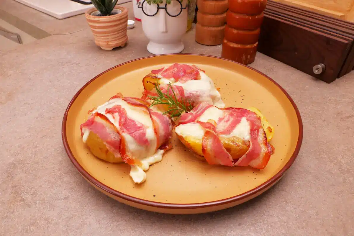 Patate schiacciate filanti con pancetta