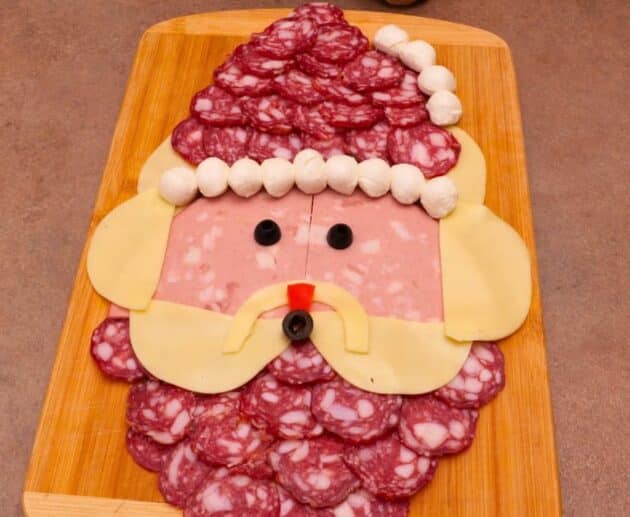 L’antipasto natalizio più semplice e scenografico: un tagliere a forma di Babbo Natale! Preparalo in 5 minuti con salame, mozzarelline, scamorza e olive. Idea perfetta per le feste!