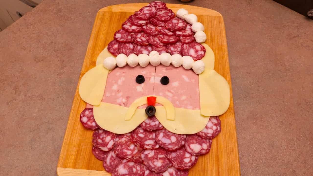 L’antipasto natalizio più semplice e scenografico: un tagliere a forma di Babbo Natale! Preparalo in 5 minuti con salame, mozzarelline, scamorza e olive. Idea perfetta per le feste!