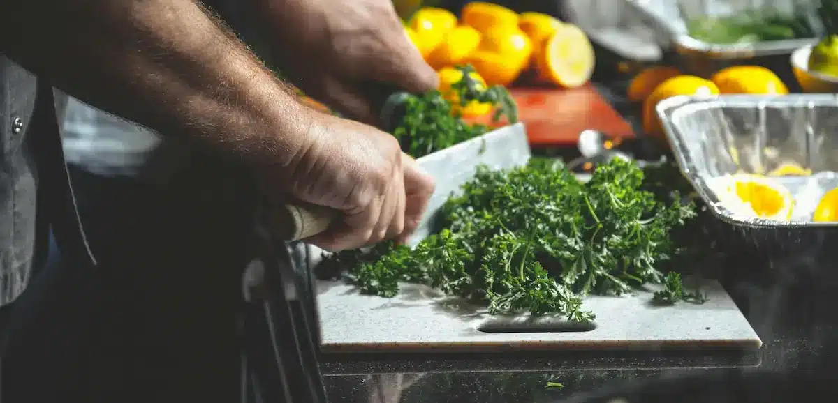coltello da chef su tagliere di legno con verdure fresche e luce calda naturale | guida acquisti novembre 2025