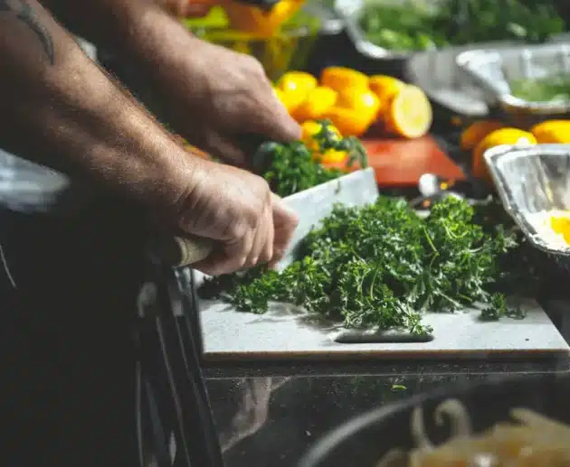 coltello da chef su tagliere di legno con verdure fresche e luce calda naturale | guida acquisti novembre 2025