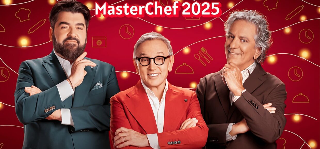 Bruno Barbieri, Antonino Cannavacciuolo e Giorgio Locatelli nella cucina di MasterChef 2025, illuminata da luce calda cinematografica.