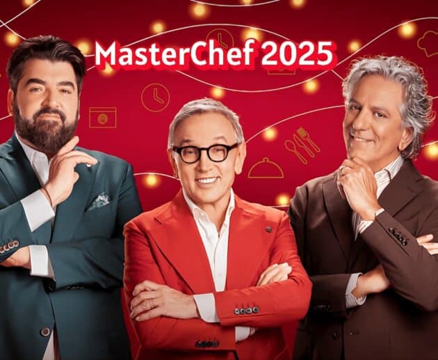 Bruno Barbieri, Antonino Cannavacciuolo e Giorgio Locatelli nella cucina di MasterChef 2025, illuminata da luce calda cinematografica.