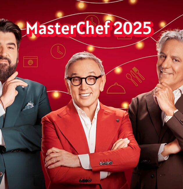 Bruno Barbieri, Antonino Cannavacciuolo e Giorgio Locatelli nella cucina di MasterChef 2025, illuminata da luce calda cinematografica.
