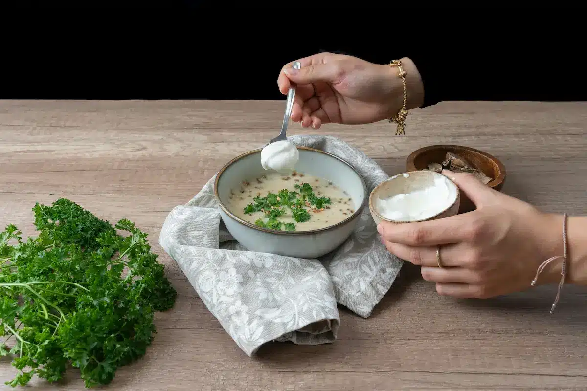 Tavola con piatto povero