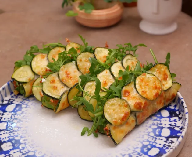 Tacos di zucchine salmone salmone rucola e formaggio