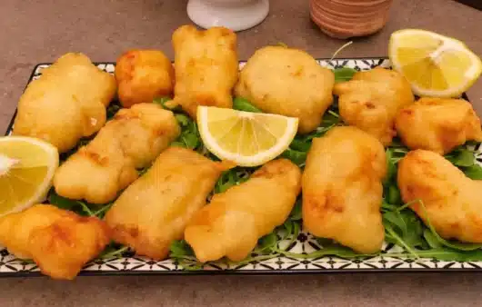 Baccalà fritto con pastella croccantissima: dorato fuori e morbido dentro. Una ricetta facile e irresistibile, perfetta per ogni occasione.