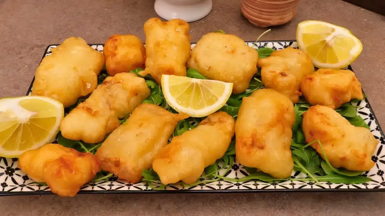 Baccalà fritto con pastella croccantissima: dorato fuori e morbido dentro. Una ricetta facile e irresistibile, perfetta per ogni occasione.