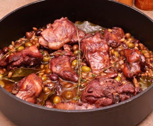 Coniglio alla ligure: una ricetta tradizionale profumata di olive taggiasche, pinoli ed erbe mediterranee. Un secondo piatto elegante e ricco di sapore, perfetto per ogni occasione.