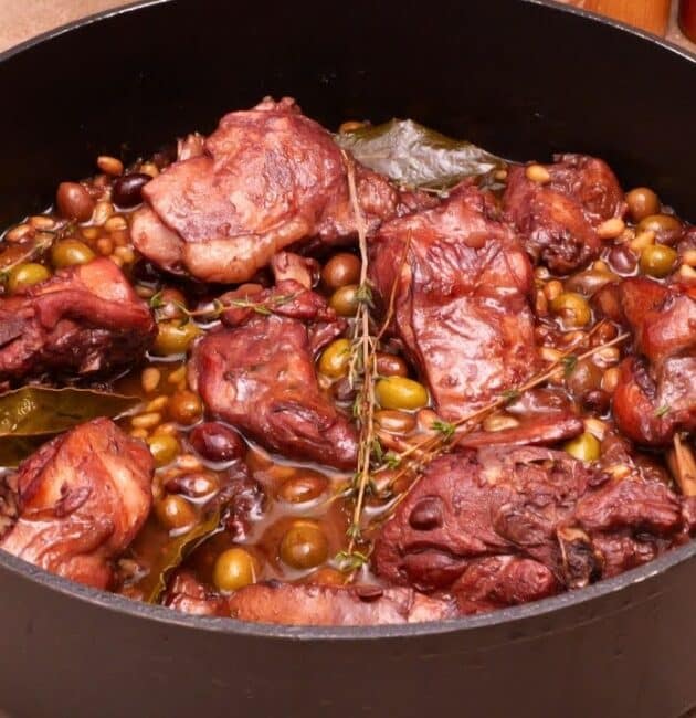 Coniglio alla ligure: una ricetta tradizionale profumata di olive taggiasche, pinoli ed erbe mediterranee. Un secondo piatto elegante e ricco di sapore, perfetto per ogni occasione.