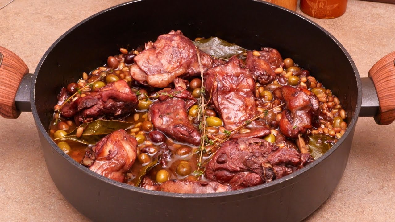 Coniglio alla ligure: una ricetta tradizionale profumata di olive taggiasche, pinoli ed erbe mediterranee. Un secondo piatto elegante e ricco di sapore, perfetto per ogni occasione.