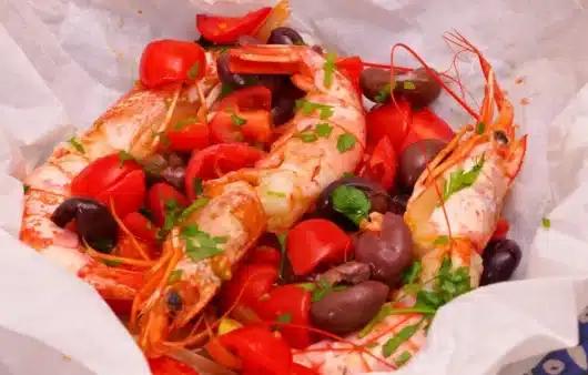 Gamberoni alla Mediterranea al cartoccio sono un secondo piatto elegante, profumato e sorprendentemente semplice da preparare, perfetto per chi ama i sapori del mare combinati con gli aromi freschi della cucina mediterranea.