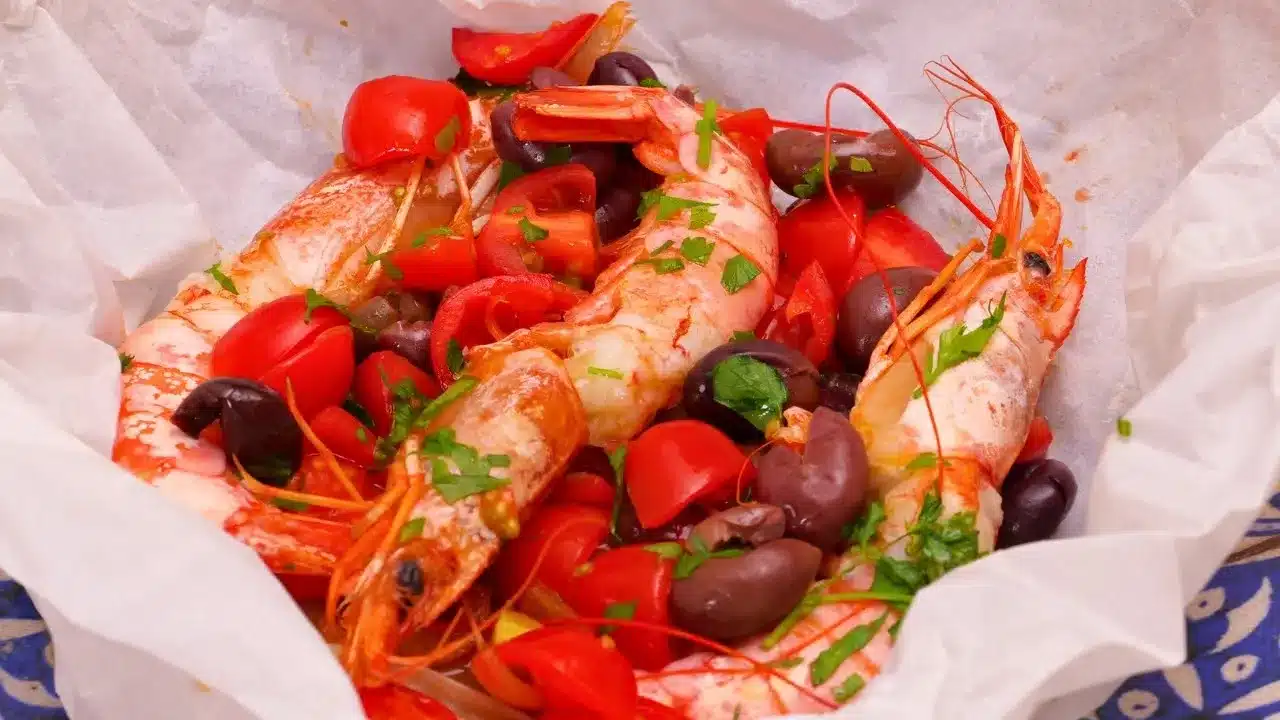 Gamberoni alla Mediterranea al cartoccio sono un secondo piatto elegante, profumato e sorprendentemente semplice da preparare, perfetto per chi ama i sapori del mare combinati con gli aromi freschi della cucina mediterranea.