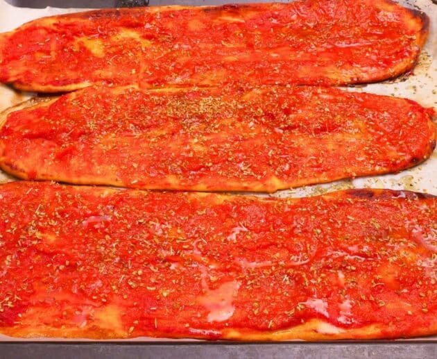 Lingue di pizza al pomodoro super croccanti: una ricetta facilissima e veloce, perfetta per antipasti, merende salate e aperitivi casalinghi.