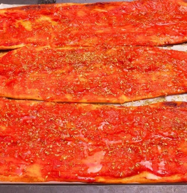 Lingue di pizza al pomodoro super croccanti: una ricetta facilissima e veloce, perfetta per antipasti, merende salate e aperitivi casalinghi.