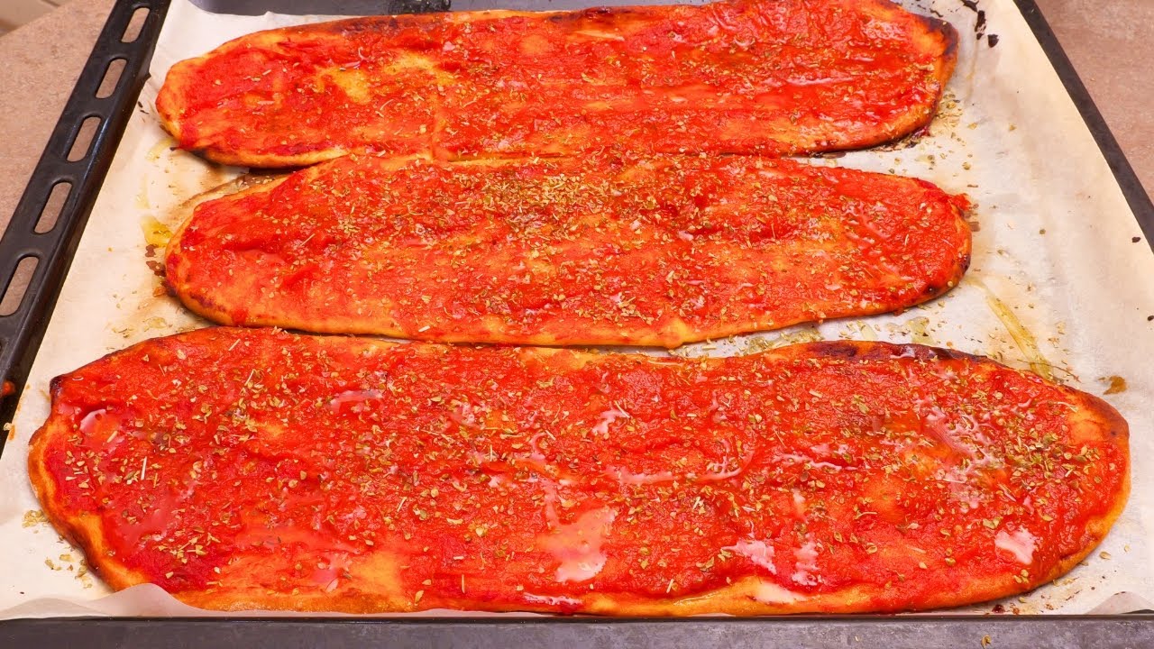 Lingue di pizza al pomodoro super croccanti: una ricetta facilissima e veloce, perfetta per antipasti, merende salate e aperitivi casalinghi.