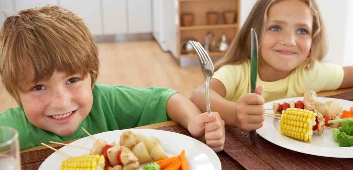Mangiare senza distrazioni aiuta i bambini a riconoscere fame e sazietà. Ecco perché TV e tablet sono dannosi e 5 regole pratiche per creare un pasto sereno e consapevole.