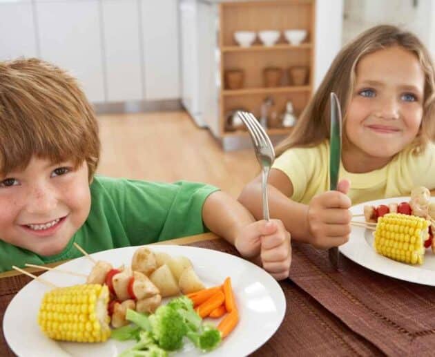 Mangiare senza distrazioni aiuta i bambini a riconoscere fame e sazietà. Ecco perché TV e tablet sono dannosi e 5 regole pratiche per creare un pasto sereno e consapevole.