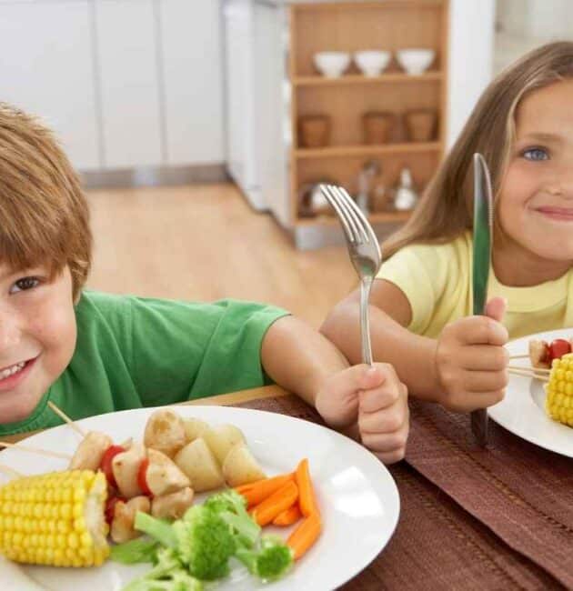 Mangiare senza distrazioni aiuta i bambini a riconoscere fame e sazietà. Ecco perché TV e tablet sono dannosi e 5 regole pratiche per creare un pasto sereno e consapevole.