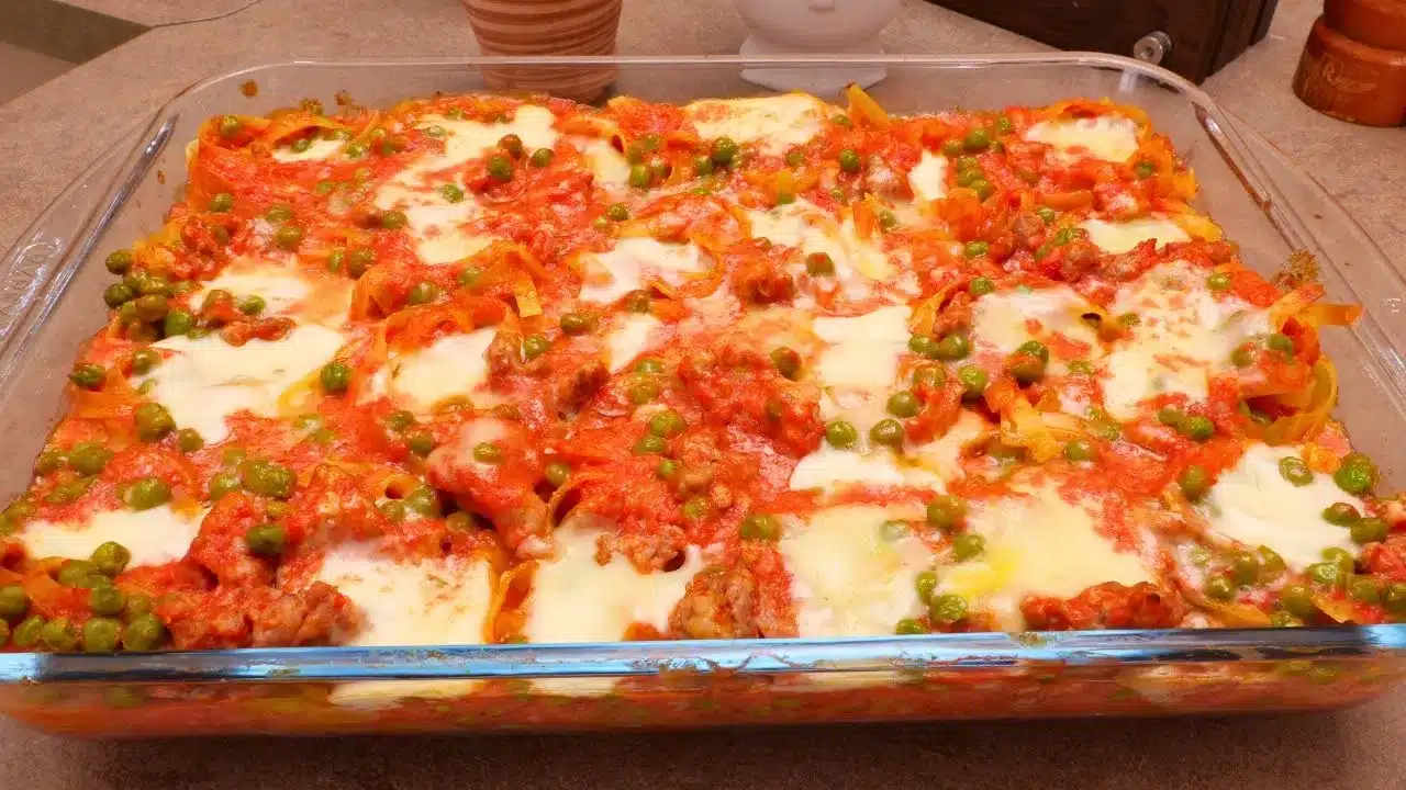 I nidi di tagliatelle al forno sono un piatto ricco, appagante e scenografico, perfetto per la tavola delle feste o per un pranzo domenicale che vuole sorprendere con semplicità. Questa ricetta unisce la cremosità della besciamella, la rusticità della salsa al pomodoro e la sapidità della salsiccia, creando un primo piatto completo che conquista grandi e piccoli al primo assaggio.