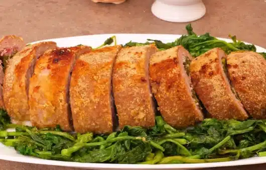 Polpettone al forno ripieno con friarielli, prosciutto cotto e formaggio: morbido, filante e ricco di gusto. Perfetto per il pranzo della domenica!
