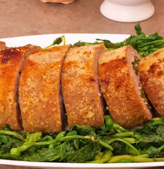 Polpettone al forno ripieno con friarielli, prosciutto cotto e formaggio: morbido, filante e ricco di gusto. Perfetto per il pranzo della domenica!