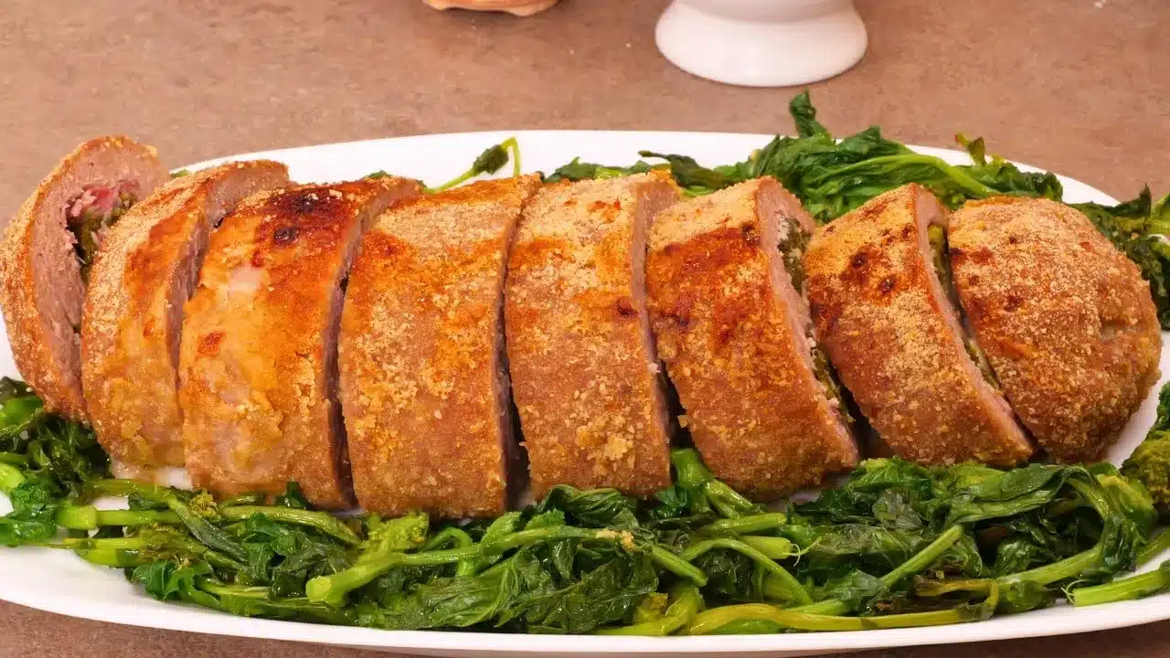 Polpettone al forno ripieno con friarielli, prosciutto cotto e formaggio: morbido, filante e ricco di gusto. Perfetto per il pranzo della domenica!