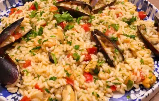 Risotto alla pescatora con misto pesce surgelato: cremoso, profumato e facile da preparare. Un grande classico di mare alla portata di tutti.