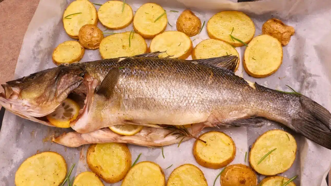 La spigola al forno con patate è uno dei secondi piatti più amati della cucina mediterranea: semplice, leggero, profumato e capace di portare in tavola tutto il gusto del mare senza bisogno di tecniche complicate. È una ricetta perfetta sia per una cena quotidiana che per un pranzo speciale, grazie alla sua eleganza naturale e alla combinazione armoniosa tra pesce freschissimo, erbe aromatiche e patate dorate.