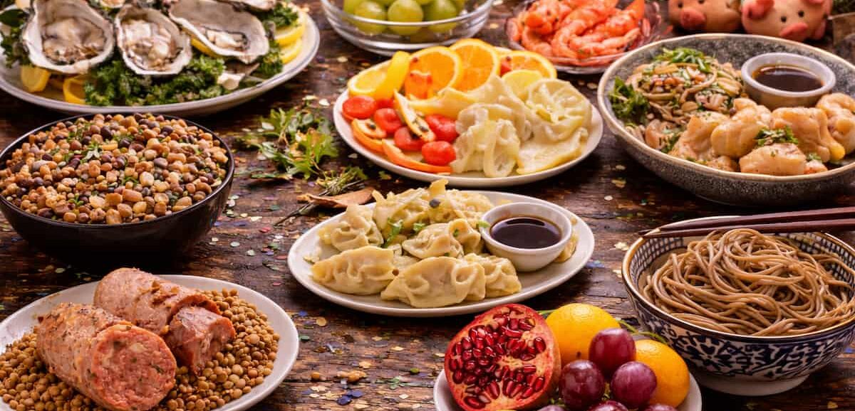 Cibi portafortuna di Capodanno nel mondo: dalle lenticchie italiane all’uva spagnola, cosa si mangia per attirare fortuna e prosperità.