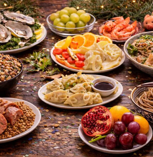 Cibi portafortuna di Capodanno nel mondo: dalle lenticchie italiane all’uva spagnola, cosa si mangia per attirare fortuna e prosperità.