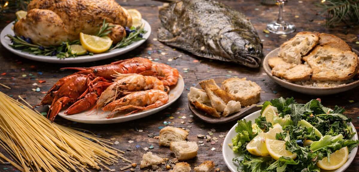 Scopri cosa non mangiare a Capodanno secondo le superstizioni: cibi evitati per tradizione e il loro significato simbolico.