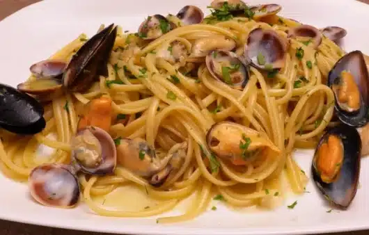 Come preparare le linguine cozze e vongole surgelate: ricetta facile e saporita con aglio, vino bianco e prezzemolo. Un primo di mare pratico e gustoso.