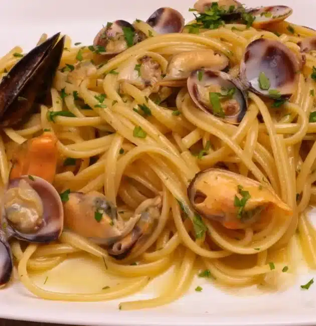 Come preparare le linguine cozze e vongole surgelate: ricetta facile e saporita con aglio, vino bianco e prezzemolo. Un primo di mare pratico e gustoso.