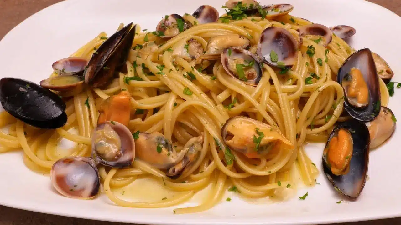 Come preparare le linguine cozze e vongole surgelate: ricetta facile e saporita con aglio, vino bianco e prezzemolo. Un primo di mare pratico e gustoso.