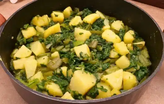 Come preparare bietole e patate in padella: ricetta facile e genuina con pochi ingredienti, ideale come contorno leggero e nutriente.