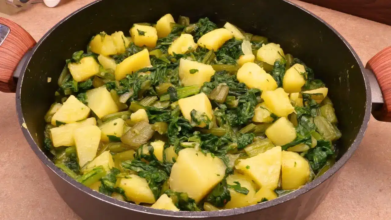 Come preparare bietole e patate in padella: ricetta facile e genuina con pochi ingredienti, ideale come contorno leggero e nutriente.