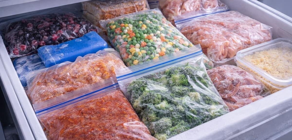 Il freezer non rovina il cibo se usato bene. Scopri cosa si può congelare senza problemi, cosa è meglio evitare e perché.