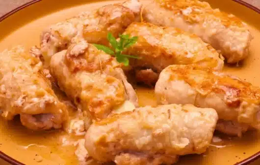 Come preparare gli involtini di lonza di maiale in padella: ricetta facile con prosciutto, formaggio e vino bianco. Teneri e super saporiti.
