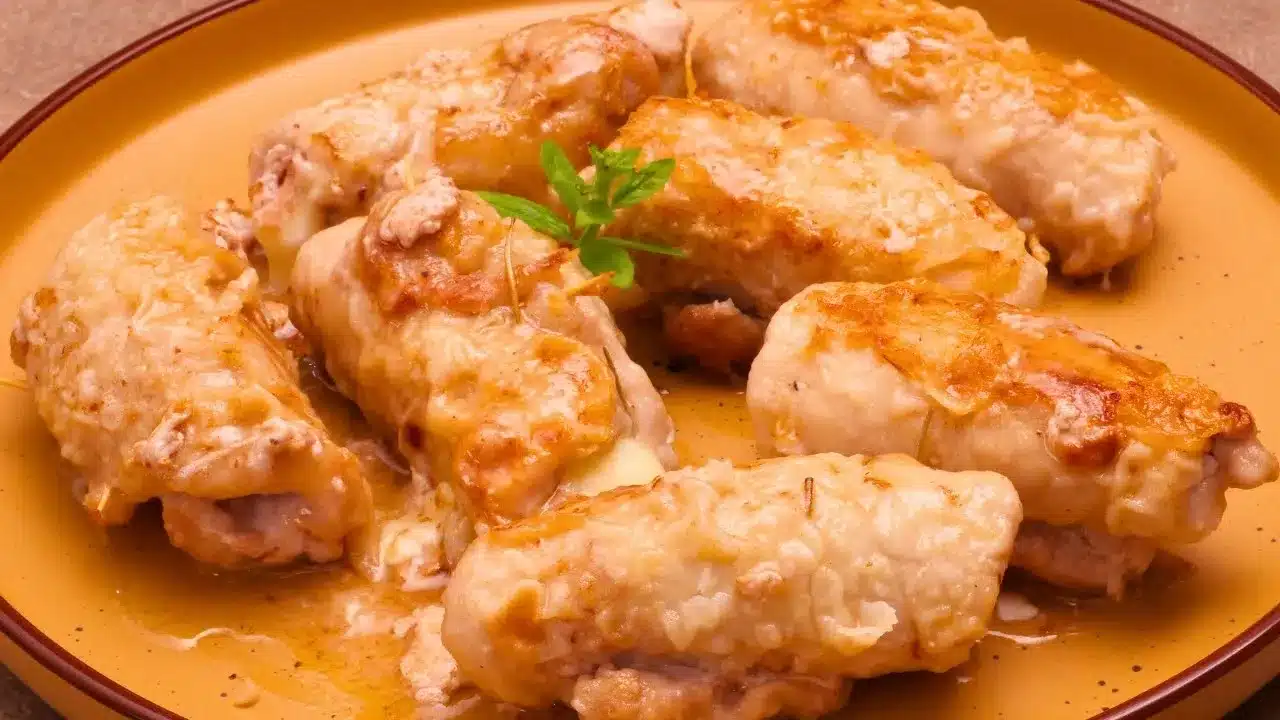 Come preparare gli involtini di lonza di maiale in padella: ricetta facile con prosciutto, formaggio e vino bianco. Teneri e super saporiti.