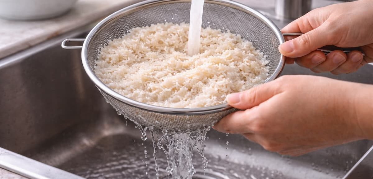 Lavare il riso è giusto o sbagliato? La risposta non è unica: dipende dal piatto. Scopri quando farlo e quando evitarlo.